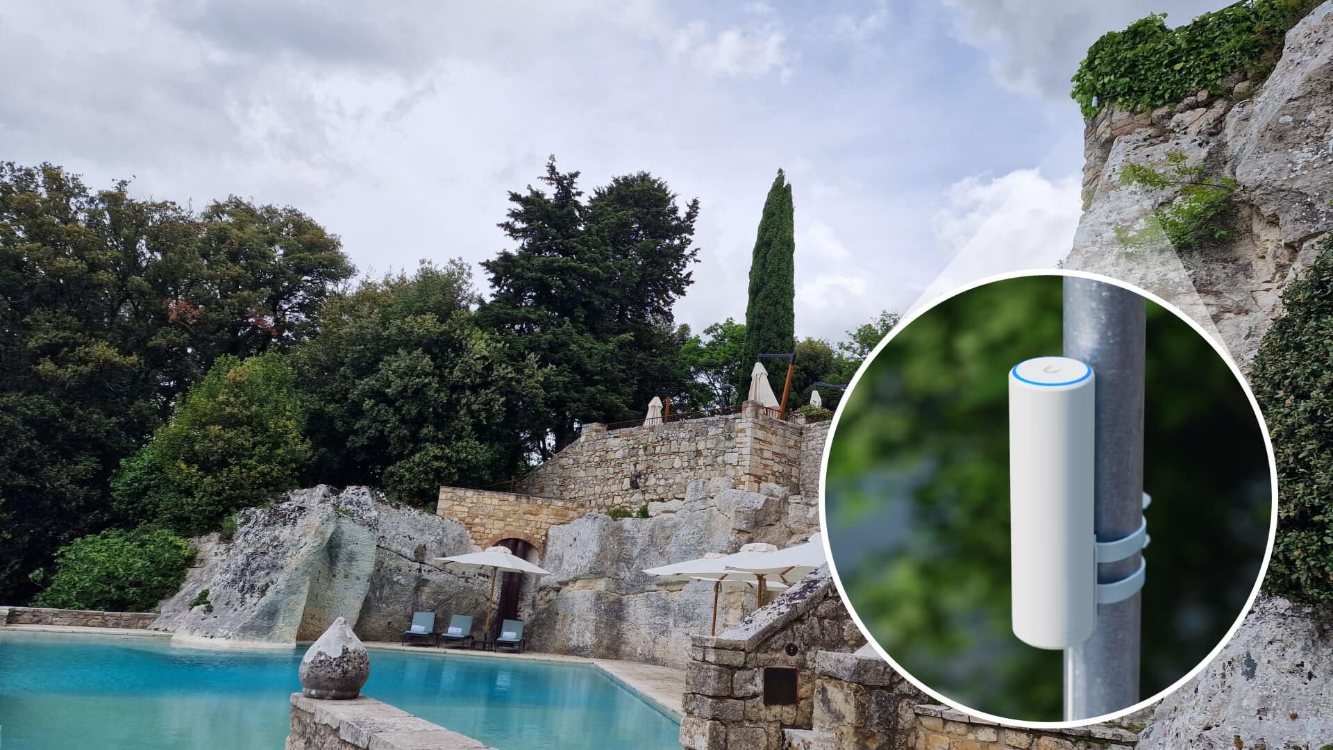 Piscina a sfioro di Borgo Pignano con un access point UniFi installato, affacciata sulle colline di Volterra in Toscana