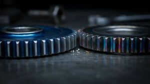 Due ingranaggi disallineati che non riescono a combaciare, metafora di sistemi incompatibili