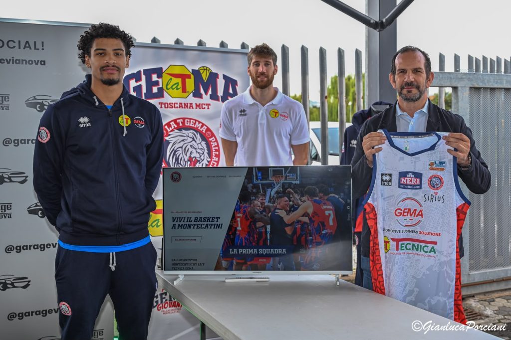 Andrea Petri di BIT Informatica con due giocatori di Pallacanestro Montecatini, la nuova maglia e il nuovo sito su uno schermo