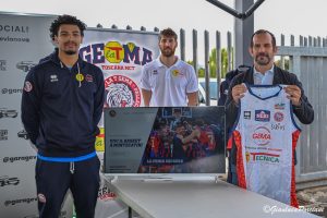 Andrea Petri di BIT Informatica con due giocatori di Pallacanestro Montecatini, la nuova maglia e il nuovo sito su uno schermo