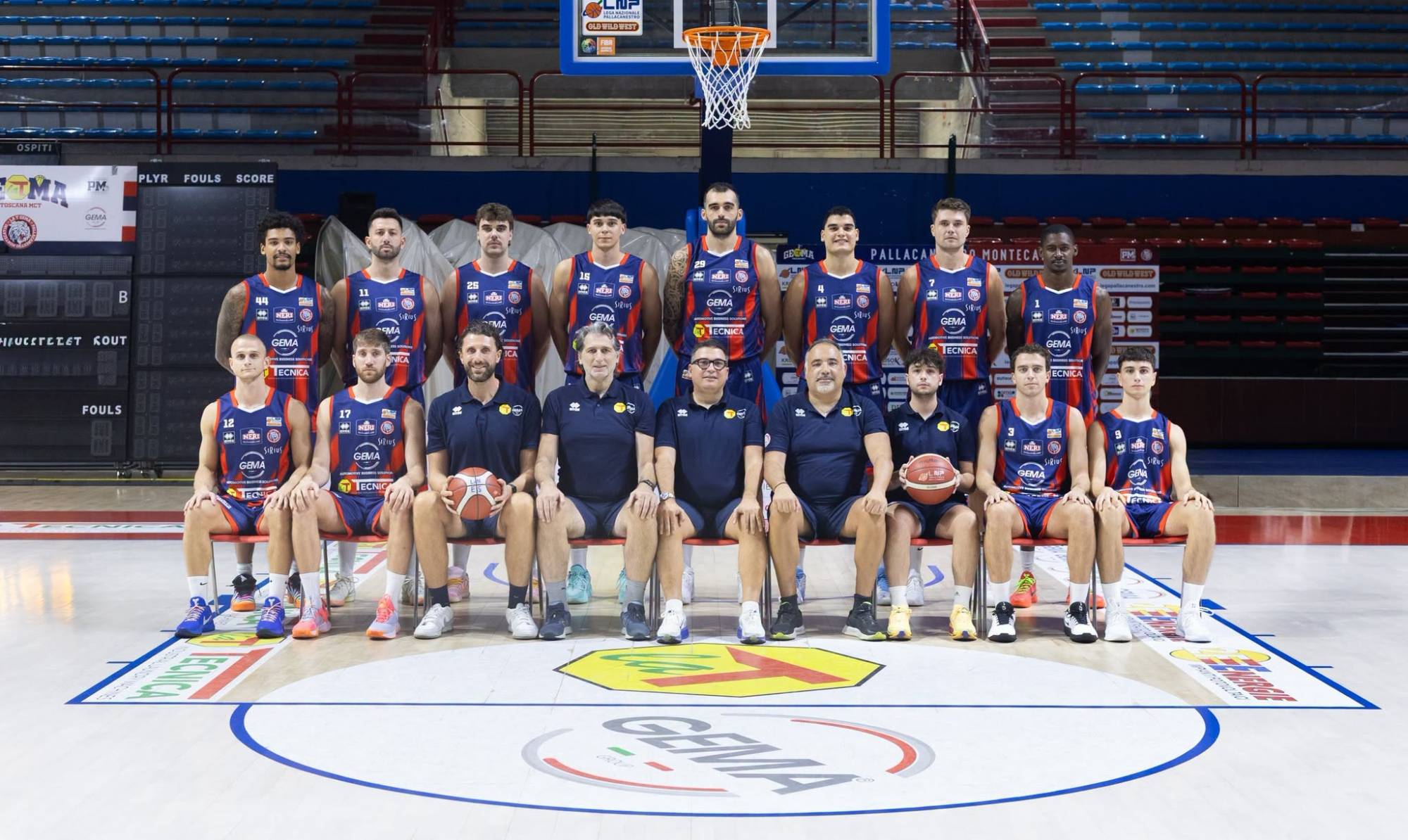 Foto di gruppo di giocatori e staff di Pallacanestro Montecatini nel palazzetto, con le maglie della stagione 2026-27